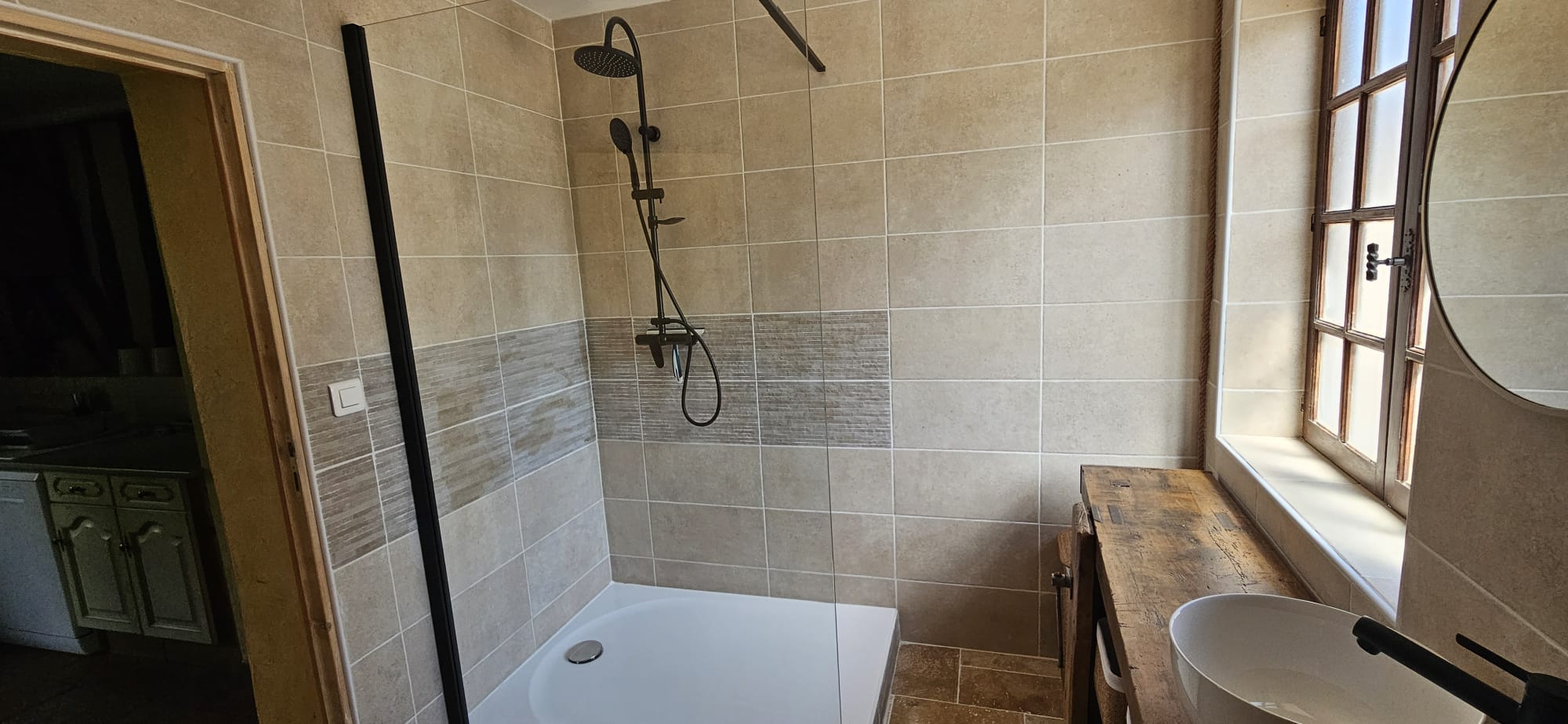 Salle de bain spacieuse - Gîte Le Pommier Normandie